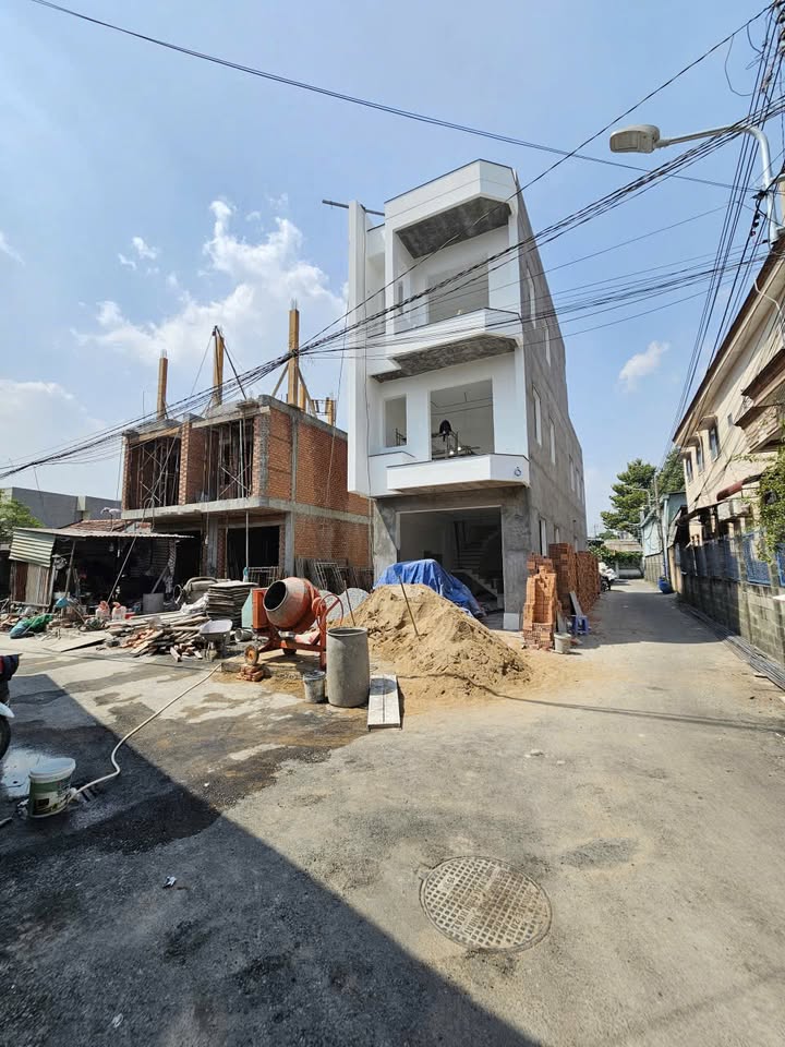 Nhà góc 2 mặt tiền Dĩ An 117m² giá 7.5 tỷ - Thiết kế hiện đại, gần sân vận động