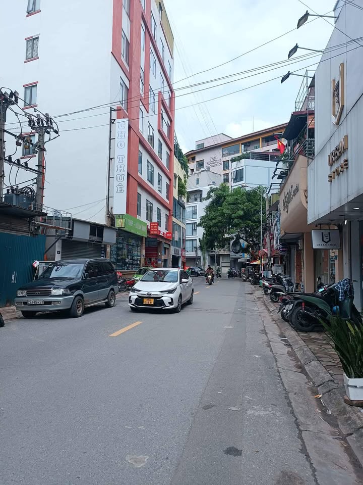 Nhà đẹp Cầu Giấy 47m² giá 15.5 tỷ - Thang máy vào ở ngay!