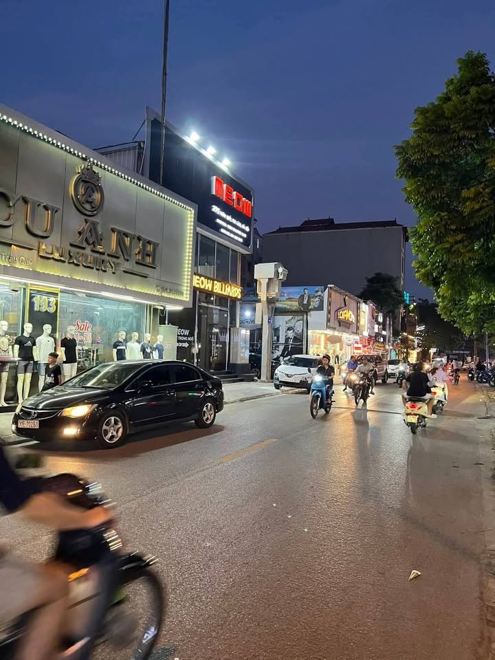 Nhà 5 tầng kinh doanh tại Trâu Quỳ, Gia Lâm - 48m² giá 13.6 tỷ - Dòng tiền ổn định!