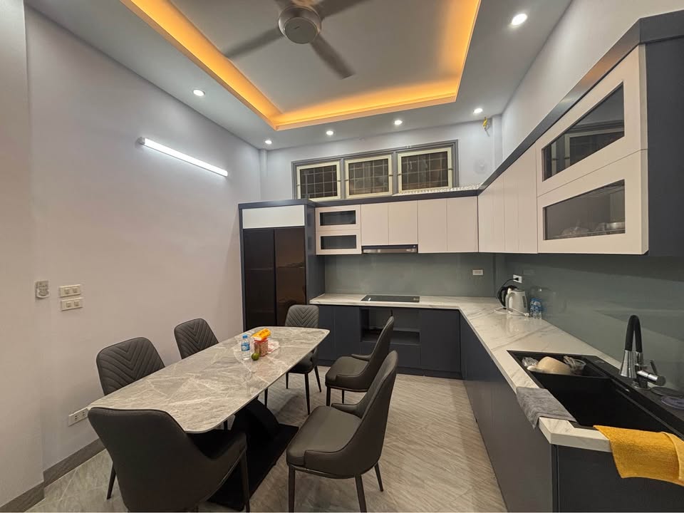 Nhà đẹp Hoàng Văn Thụ 50m² giá thỏa thuận - Thiết kế hiện đại, thang máy mới!