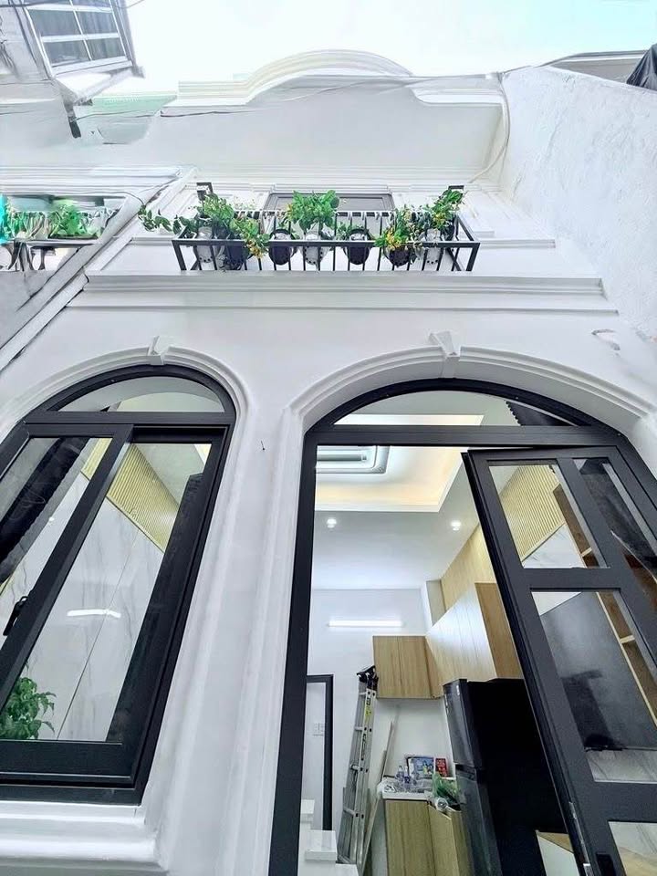 Nhà mới 4 lầu tại Ngã Tư Hàng Xanh, 80m² chỉ 3.6 tỷ - Full nội thất sang trọng!