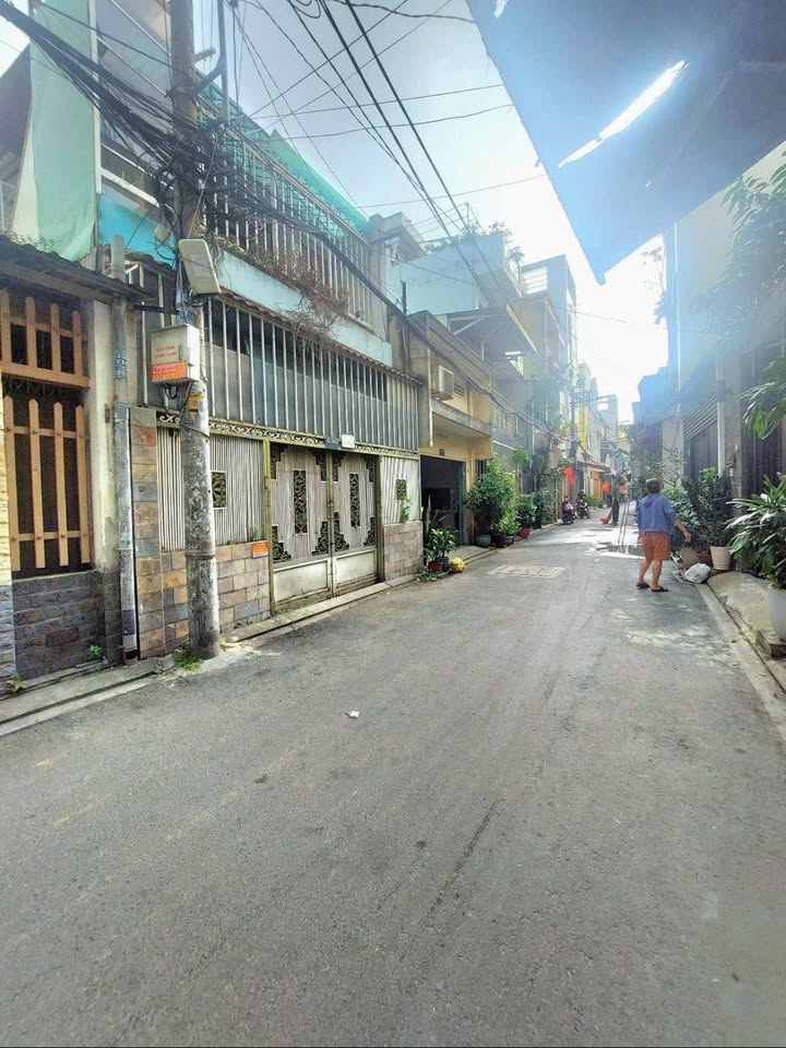 Nhà cấp 4 hẻm xe hơi Lạc Long Quân 63m² giá 8.1 tỷ - Sổ hồng riêng, vào ở ngay!