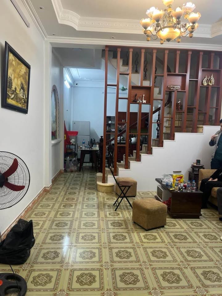 Nhà phố Lạc Long Quân, Tây Hồ 40m² giá 16 tỷ - Sổ đỏ vuông vức, giao dịch ngay!