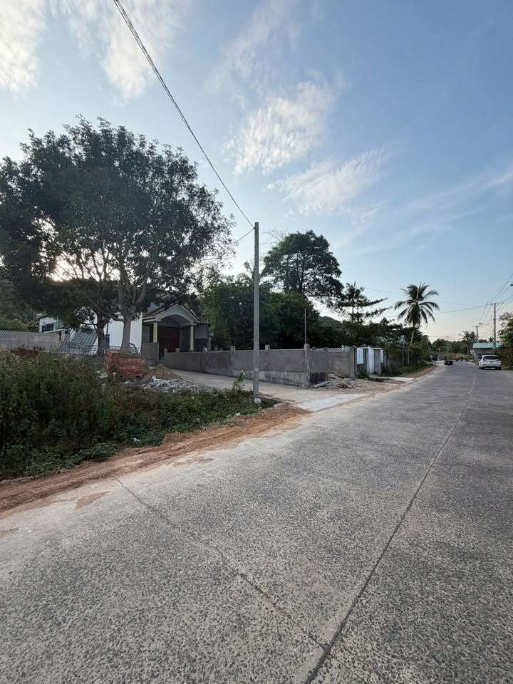 Đất góc 2 mặt tiền Cây Thông Ngoài, Phú Quốc 120m² giá 2.15 tỷ - Đầu tư sinh lời ngay!