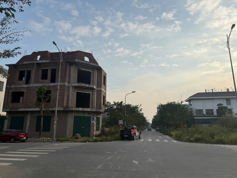 Nhà phố lô góc 3,5 tầng khu ĐT Tùng Bách, 119m² giá 14 tỷ - Đối diện cafe trạm!