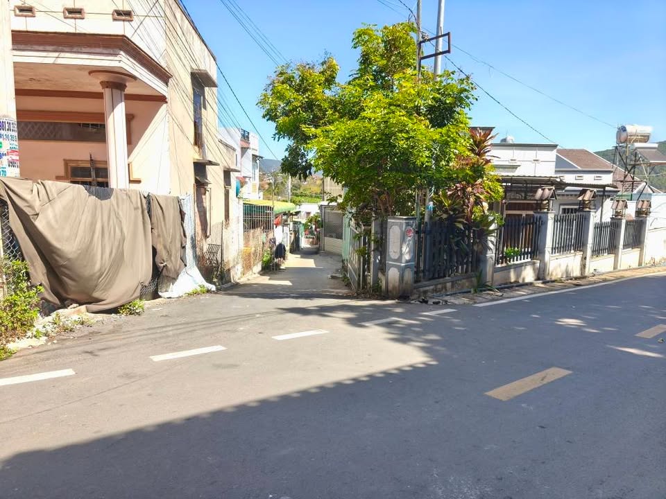 Nhà bán hẻm Phan Chu Trinh, Đức Trọng, 102m² giá 1.9 tỷ - Cơ hội hiếm có!