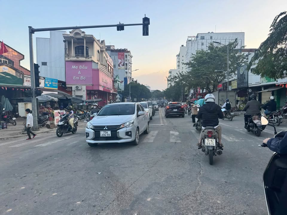 Bán đất tặng nhà 3 tầng mặt tiền Bà Triệu, Vỹ Dạ, TP Huế giá 8 tỷ - Đầu tư sinh lời ngay!