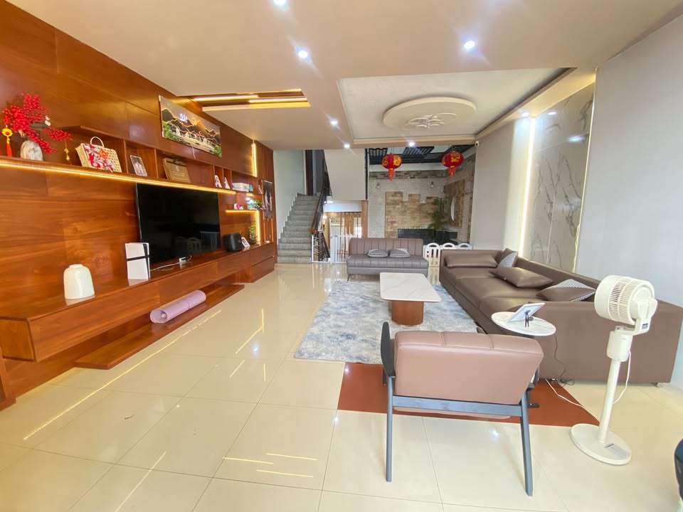 Nhà mặt tiền Nguyễn Thái Học, Bảo Lộc 180m² giá 9.5 tỷ - Xây dựng kiên cố, sổ hồng chính chủ!