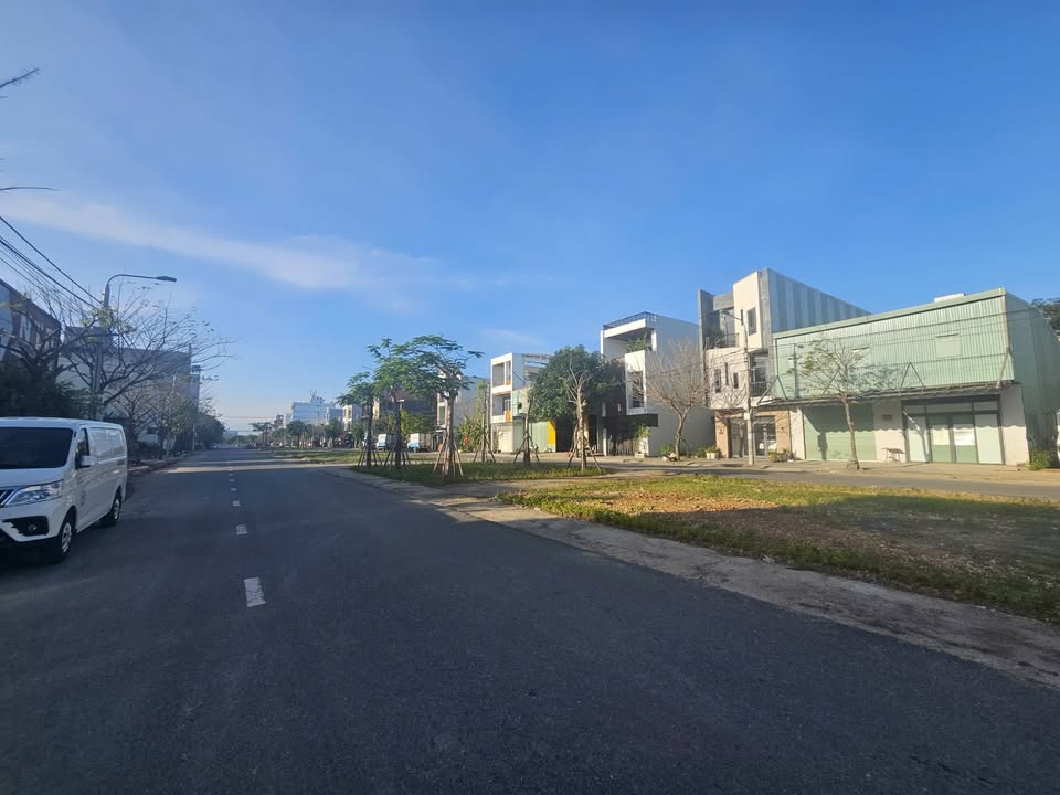 Đất nền Hòa Xuân Đà Nẵng 100m² giá 7.65 tỷ - Vị trí đẹp, an ninh cao!