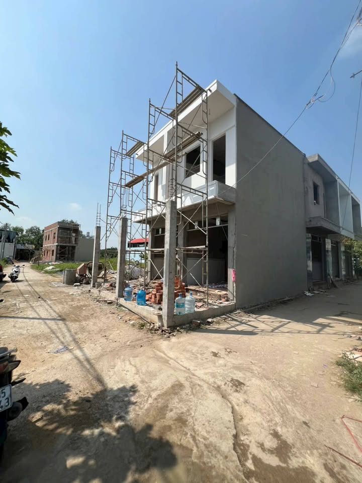 Nhà phố 2 phòng ngủ tại Khu Dân Cư Long Hậu - 850 triệu, dọn vào ở ngay!