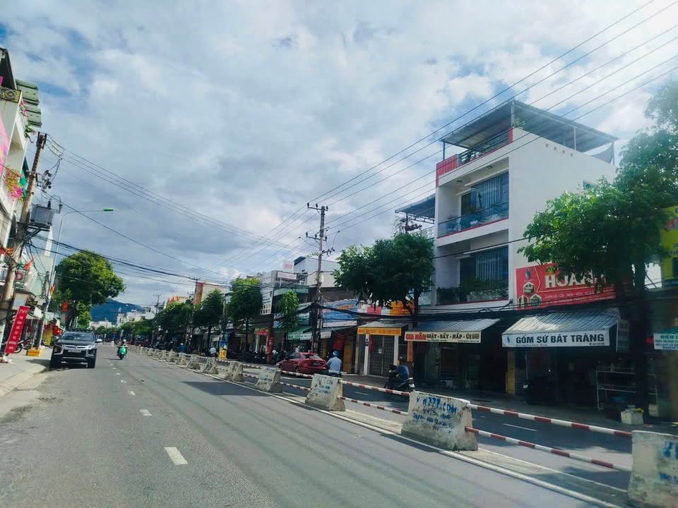 Nhà mặt tiền đường Lê Hồng Phong - Nha Trang 320m² giá 25.6 tỷ - Cơ hội đầu tư tuyệt vời!