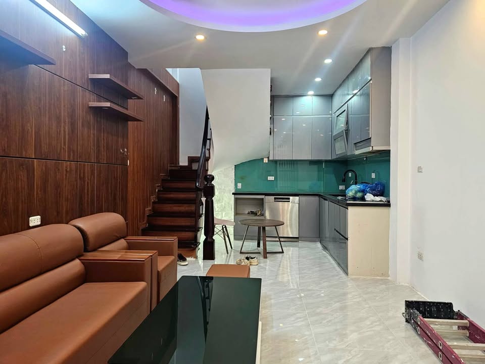 Nhà 5 tầng Hoàng Hoa Thám, Ba Đình, 34m² giá 9.8 tỷ - Kinh doanh nhỏ thuận lợi!