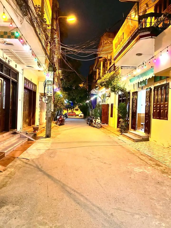 Nhà 2 tầng ngõ Trương Hán Siêu, 77m² giá 5 tỷ - Gần trường học, tiện ích đầy đủ!