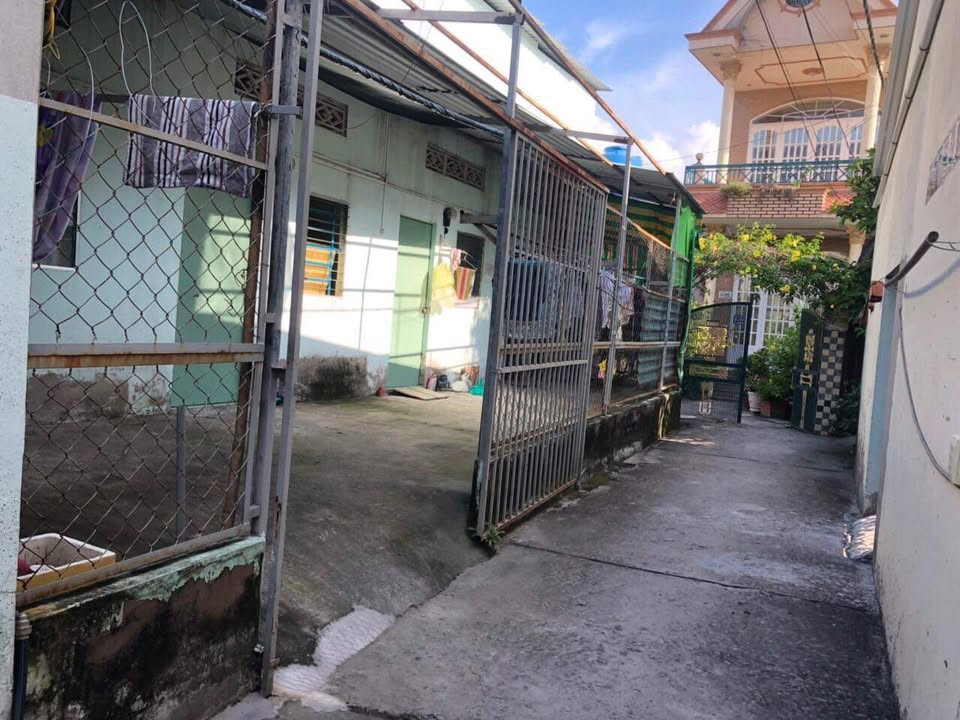 Nhà trọ 4 phòng 93m² xã Bình Chánh, 2.5 tỷ - Đối diện công viên