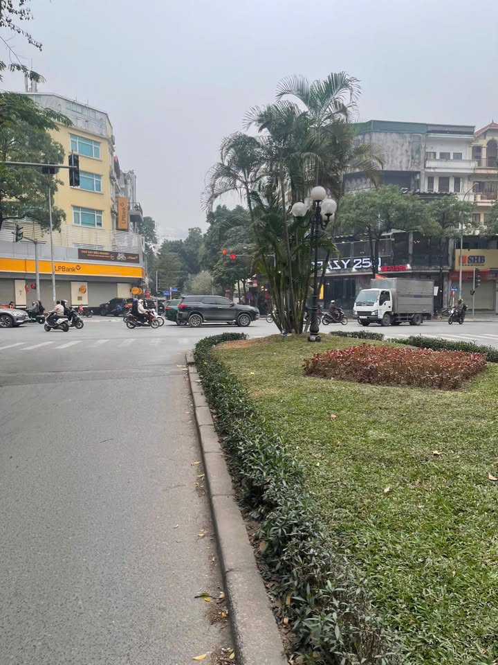 Nhà Mặt Phố Trung Hòa, Cầu Giấy 120m² giá 60 tỷ - Kinh doanh đắc địa!