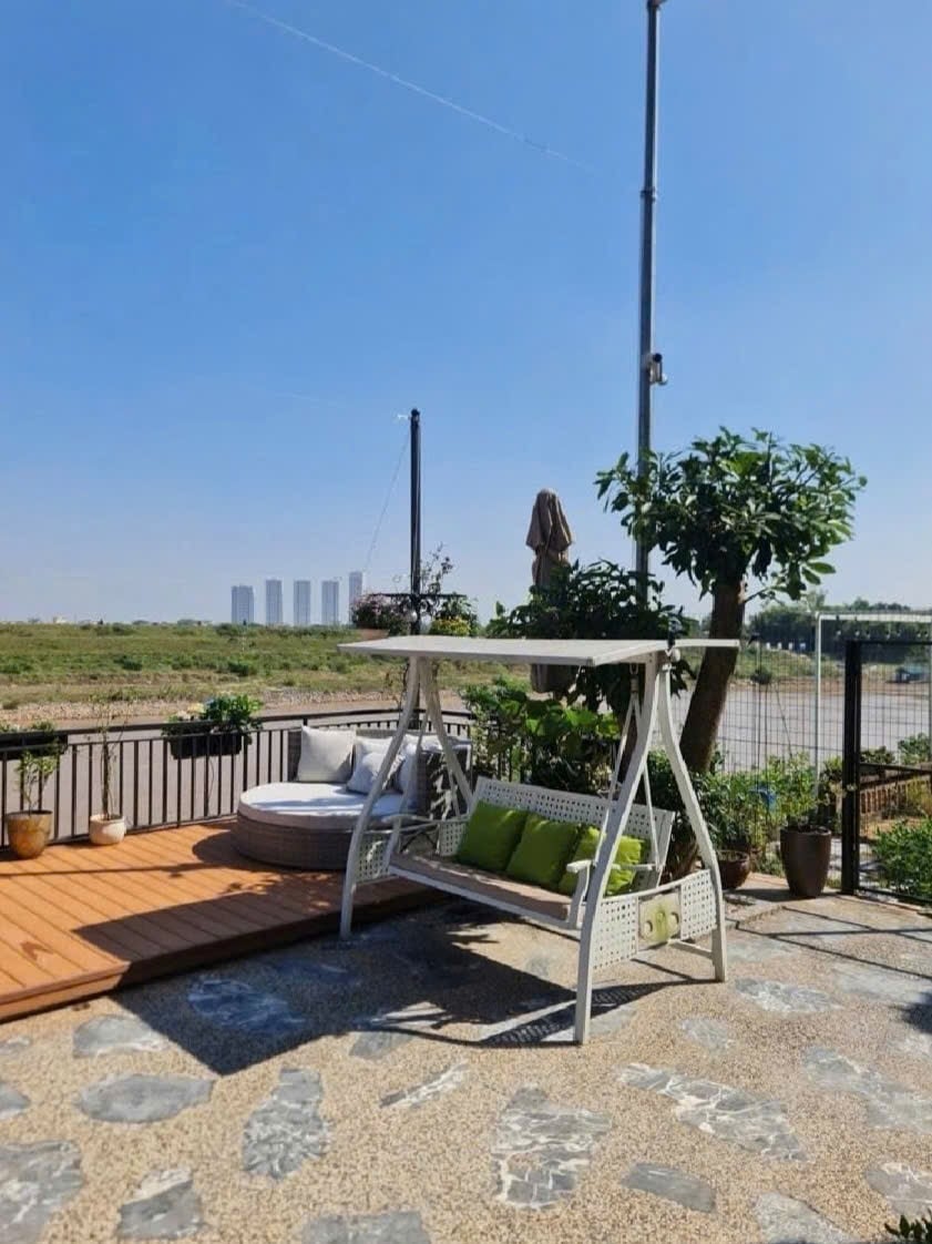 Biệt thự ven sông Bắc Cầu, Long Biên 300m² giá 33.5 tỷ - View sông Hồng tuyệt đẹp!