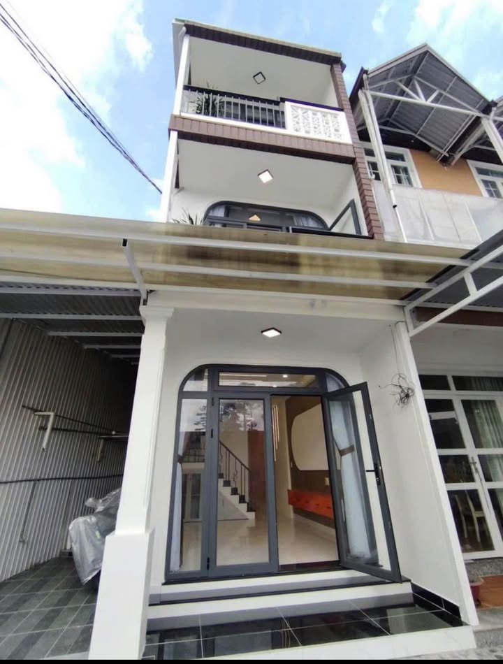 Nhà phố Đà Lạt 120m² giá 3.35 tỷ - Dân cư đông đúc, gần trung tâm!