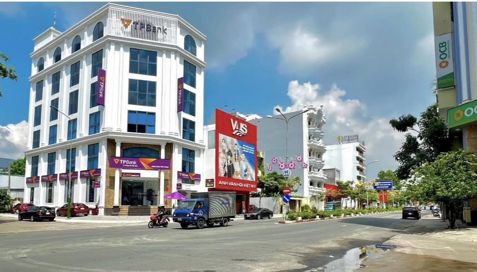 Tòa nhà FrontHouse 3 tầng đường số 9 Dĩ An, 250m² giá 35 tỷ - Vị trí trung tâm hành chính
