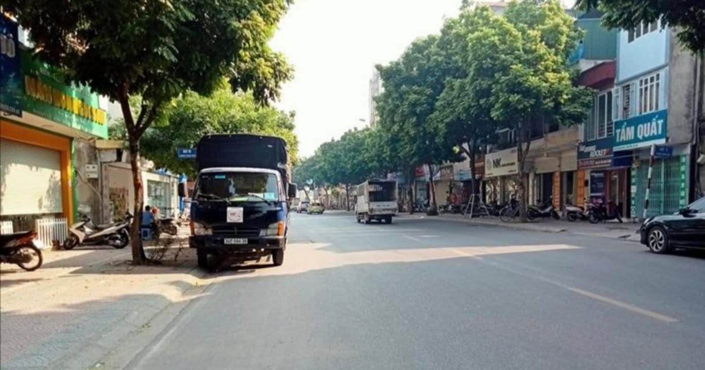 Nhà Thạch Bàn Long Biên 32m² giá 10.8 tỷ - Ô tô vào nhà, thang máy tiện lợi!