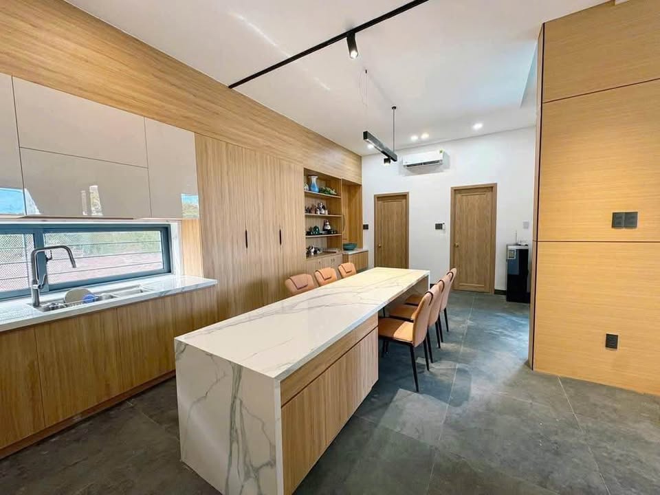 Nhà mặt tiền Nguyễn Đình Hoàn, Sơn Trà, Đà Nẵng 150m² giá 15 tỷ - Vị trí đắc địa cho nghỉ dưỡng!