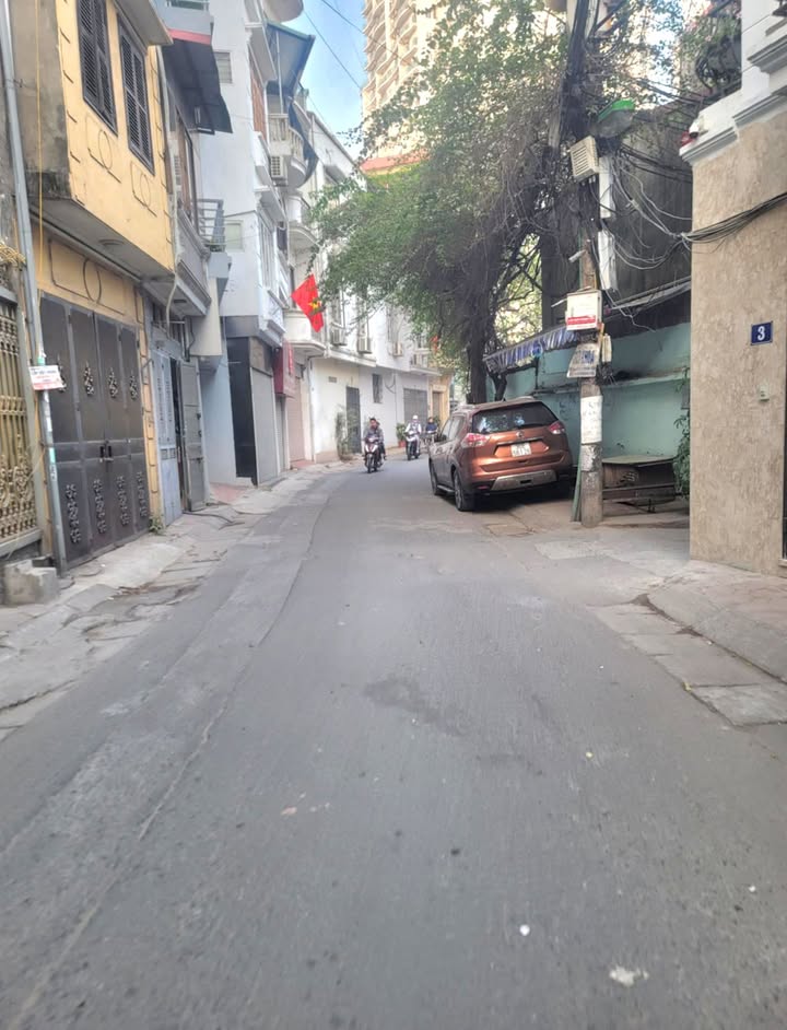 Nhà mặt phố Đội Cấn, 80m² giá 33 tỷ - Vỉa hè ô tô tránh