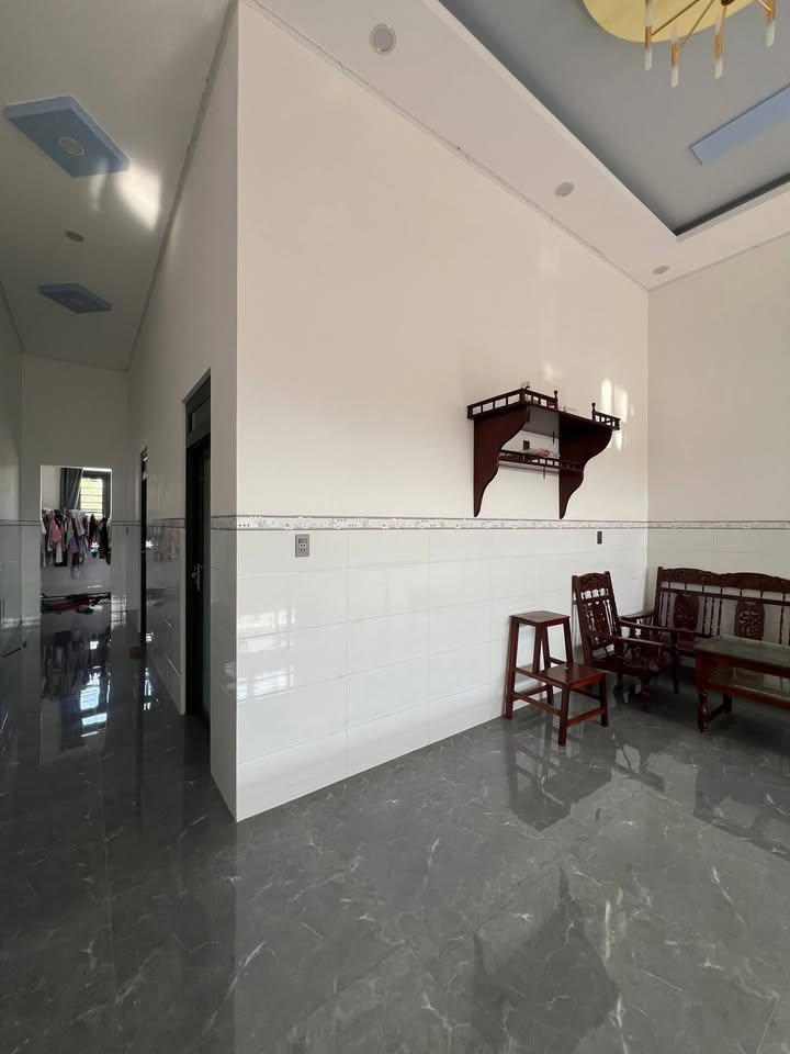 Nhà 1 trệt 1 lầu tại Phước Bình - 240m² giá 4.5 tỷ - Sân rộng đậu xe thoải mái!