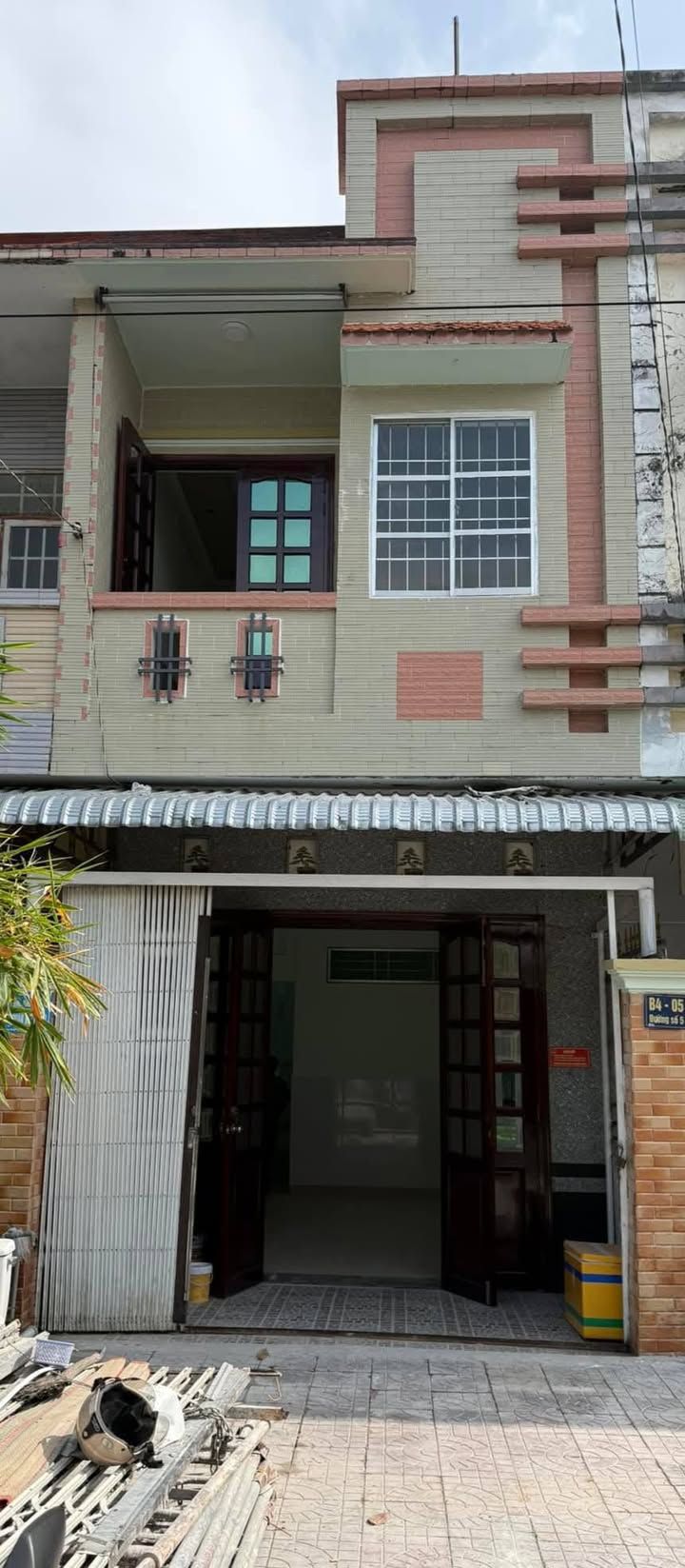 Nhà phố 586 Trần Hưng Đạo, Phường Vị Thanh, 100m² giá 980 triệu - Sổ hồng chính chủ!