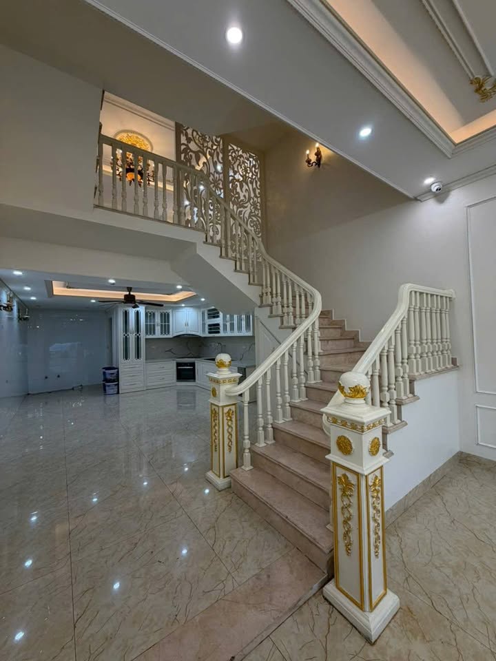 Nhà 4 tầng Bà Triệu 74m² giá 9 tỷ - Nội thất tân cổ điển sang trọng!