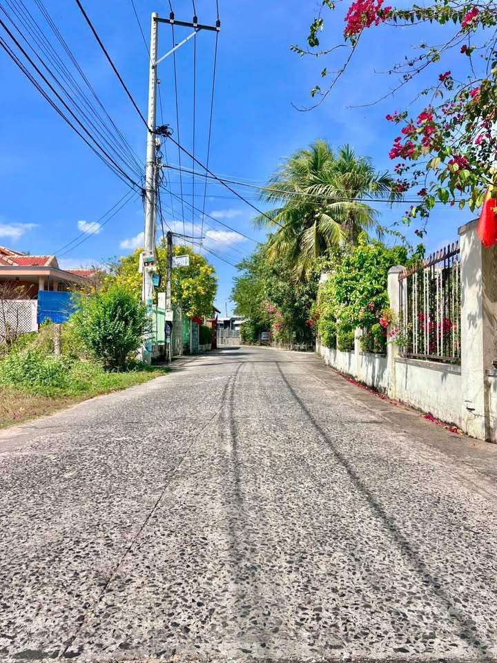 Nhà phố Phong Nẫm Phan Thiết 233m² giá 2 tỷ - Mặt tiền đường lớn, tiện nghi đầy đủ!