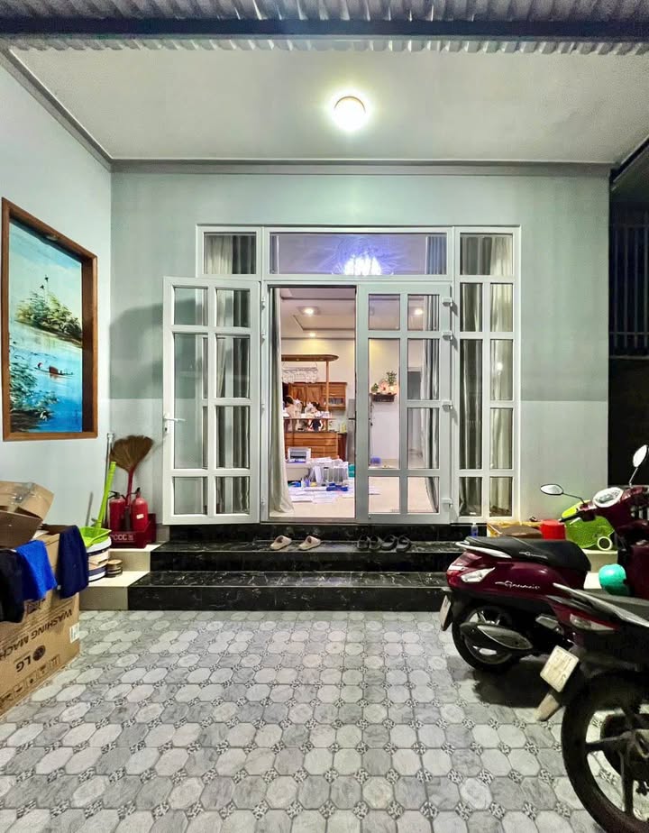 Nhà phố Phan Thiết 102m² giá 1.999 tỷ - Tiện ích đầy đủ, vị trí trung tâm!