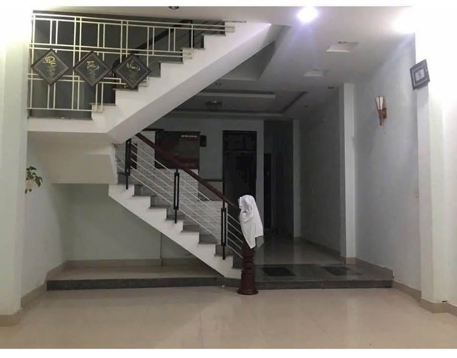 Nhà 3 tầng mặt kiệt ô tô Tiểu La, Đà Nẵng, 100m² - Vị trí trung tâm, giá tốt!