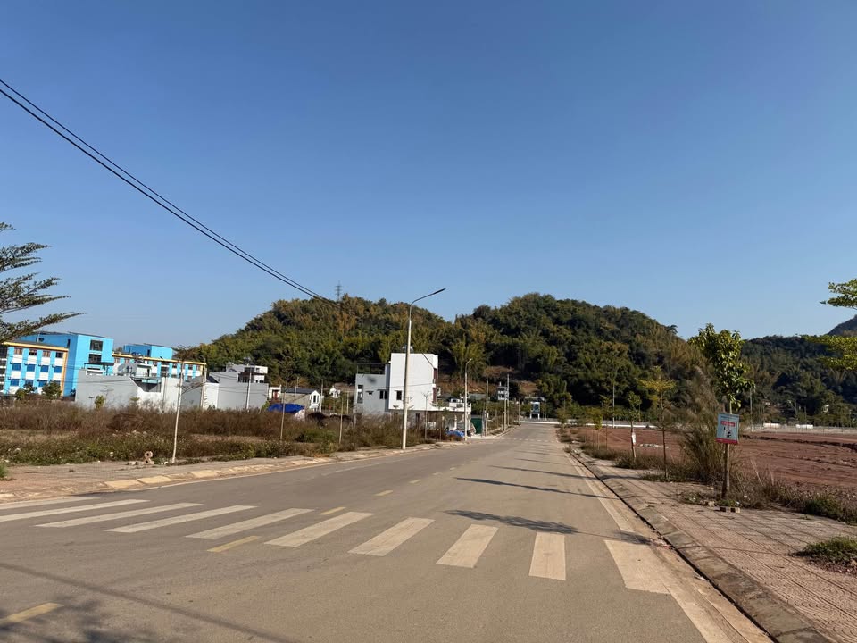 Đất nền mặt đường 18m Vân Sơn, Mộc Châu 135m² giá 2 tỷ - Sổ đỏ chính chủ!