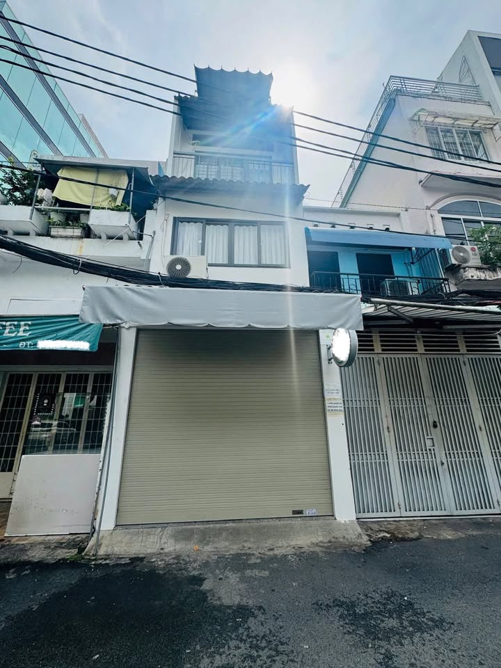 Bán gấp FrontHouse tại Nguyễn Văn Trỗi, Phú Nhuận, 32m² giá 8.6 tỷ - Mặt tiền khu VIP gần sân bay!