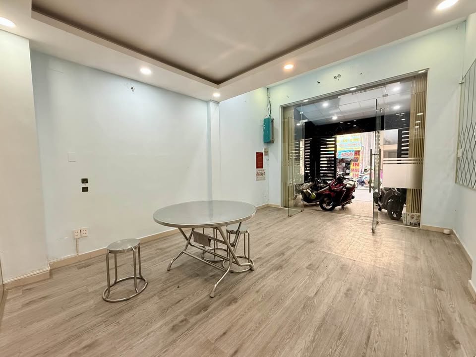 Mặt tiền kinh doanh lô góc đường Nguyễn Trọng Tuyển, 415m² giá 18.9 tỷ - Tiềm năng tăng giá cao!