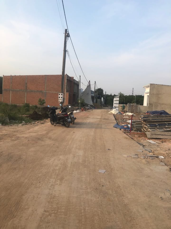 Đất nền góc 2 mặt tiền xã Sông Trầu 299m² giá 650 triệu - Sổ đỏ chính chủ!