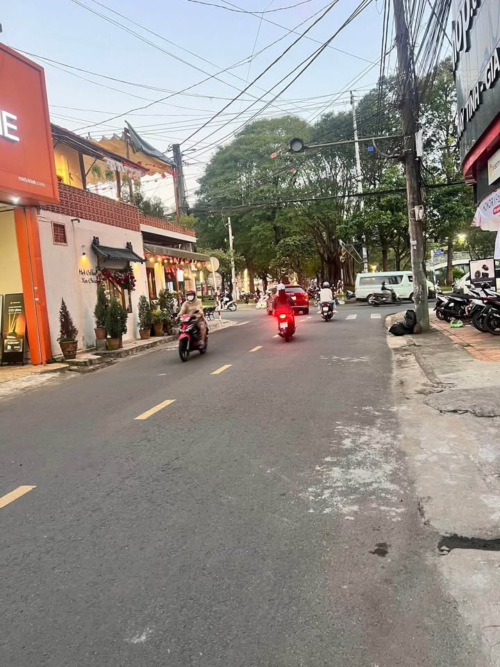 Mặt tiền kinh doanh FrontHouse Đường Nguyễn Chánh 108m² giá 9.3 tỷ - Vị trí đắc địa ngay Hoa Viên!