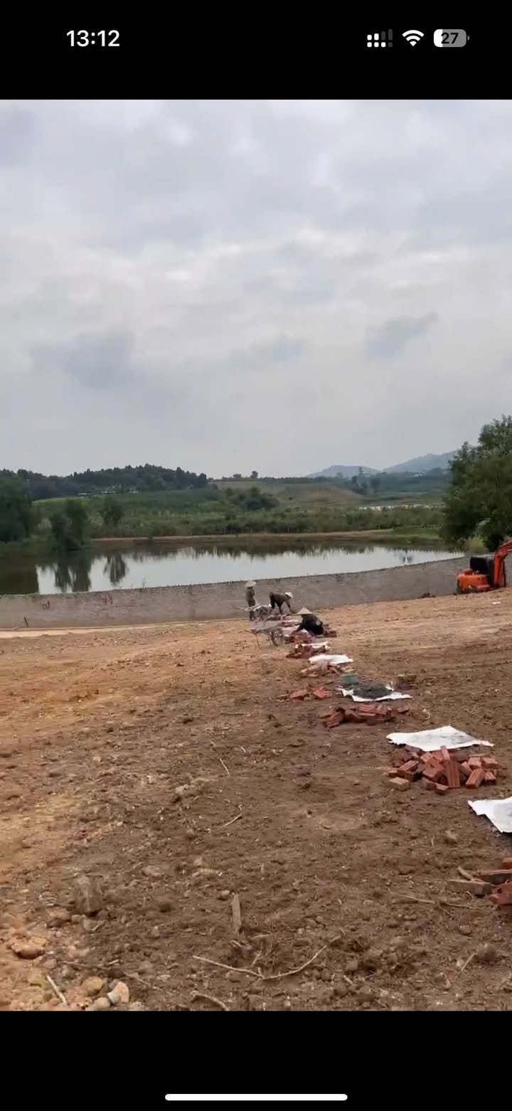 Đất bám hồ 372m² tại Ba Vì giá chỉ 2 tỷ - Cơ hội đầu tư hiếm có!