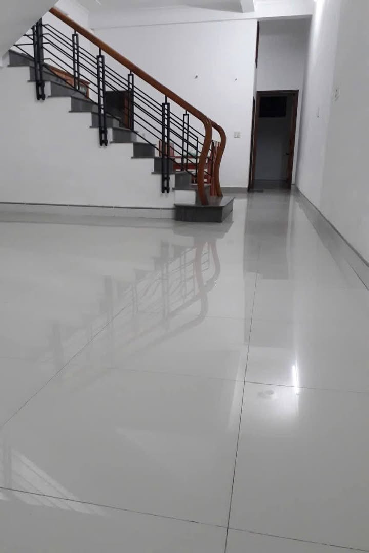 Nhà 3 tầng mặt tiền đường Hồng Chương, 240m² giá 10 triệu - Phù hợp cho gia đình lớn!