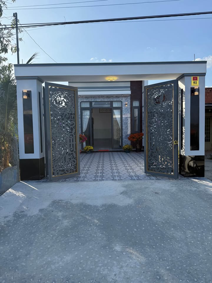 Nhà mới 99% tại Huyện Hòa Thành, Tây Ninh - 120m² giá 1.649 tỷ - Gần chợ và trường học!