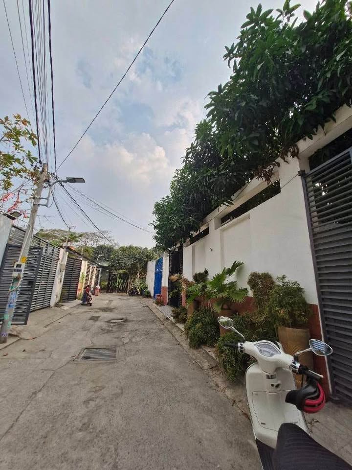 Nhà hẻm xe tải Linh Trung 45m² giá chỉ 1.95 tỷ - Sẵn sàng vào ở ngay!