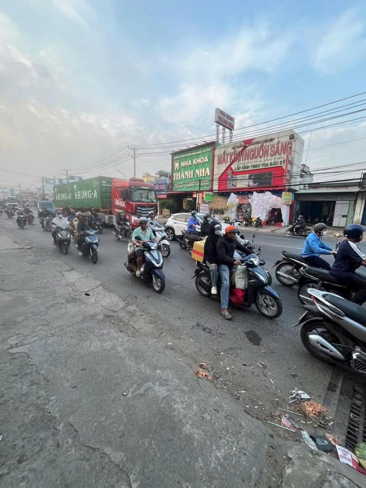 Nhà FrontHouse kinh doanh mặt tiền Quốc lộ 1A, 180m² giá 9.5 tỷ - Cơ hội hiếm có!