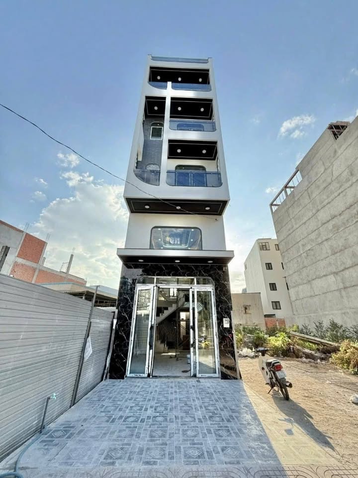 Bán gấp FrontHouse 5 tầng mặt tiền Đường Tân Chánh Hiệp 07, Quận 12 - Chỉ 8 tỷ!