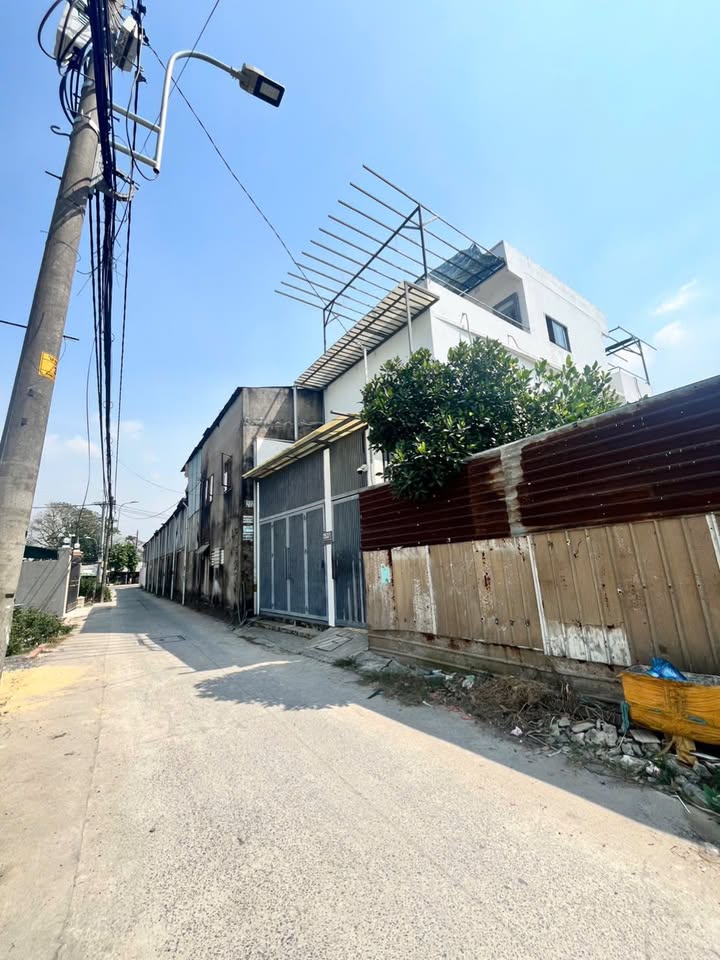 Nhà phố Hóc Môn 122m² giá 5.3 tỷ - Sổ hồng riêng, gần đường Song Hành!