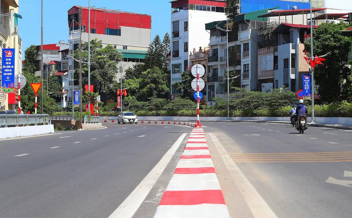 Nhà phố Âu Cơ, Quảng An, 42m² giá 13.5 tỷ - Đầu tư sinh lời tuyệt vời!