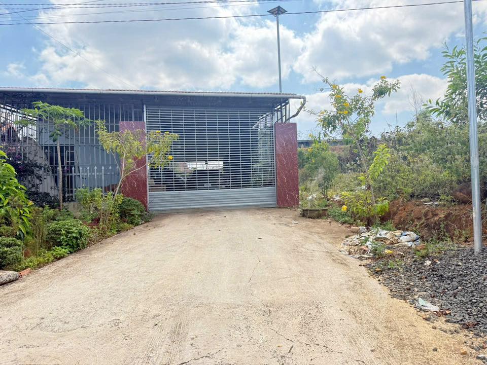 Nhà cấp 4 mặt đường nhựa Huyện Đức Trọng 3500m² giá 2.6 tỷ - Sẵn sàng cho bạn vào ở ngay!