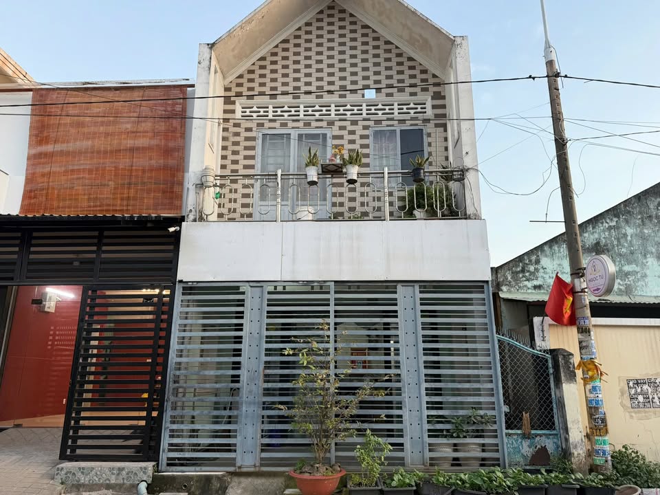 Nhà 1 lầu 1 trệt Thị trấn Long Thành 63m² giá 3 tỷ - Đường nhựa thuận tiện kinh doanh