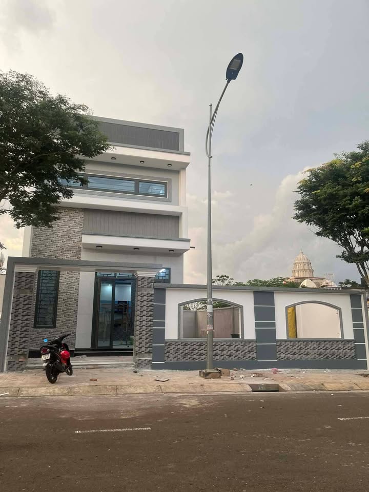 Nhà mới xây tại đường Lê Anh Xuân, Đồng Xoài, 240m² giá 4.5 tỷ - Cơ hội sở hữu ngay!