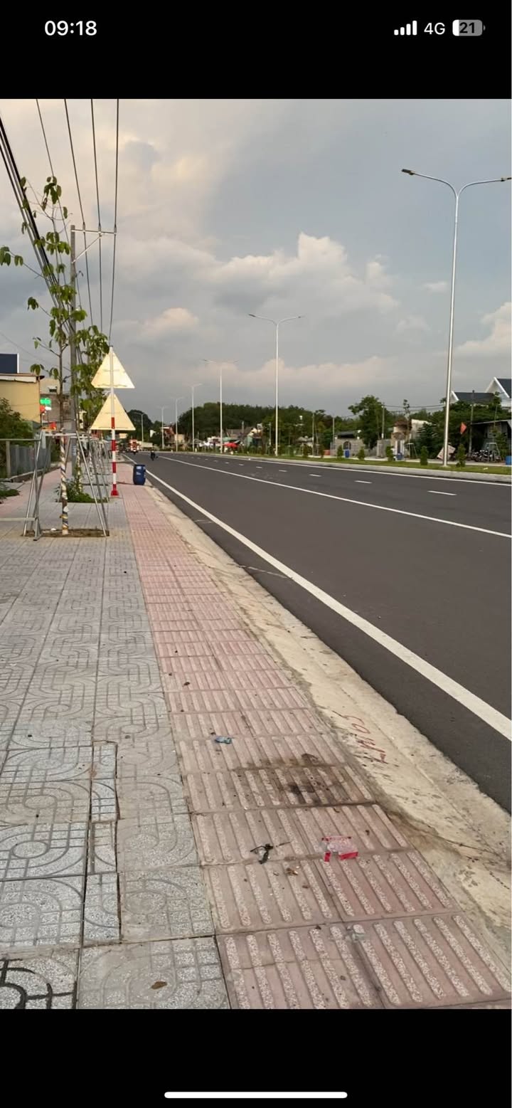 Nhà mặt tiền đường DT 746, Thị trấn Tân Thành, 175m² - Cần bán gấp trước Tết!