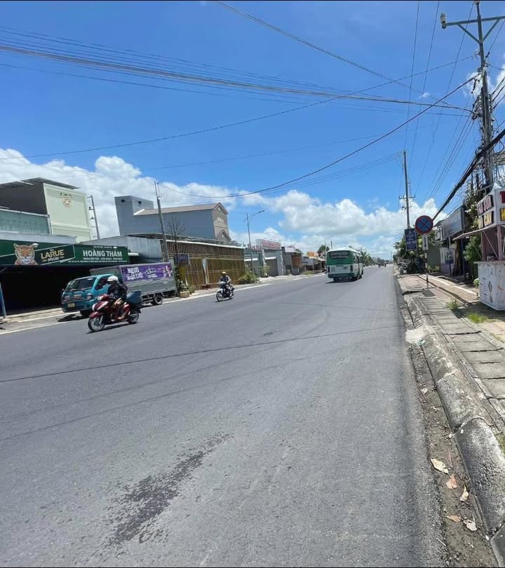 Nhà 1 trệt 1 lầu 3 phòng ngủ mặt tiền Quốc lộ 1A, 250m² - Cơ hội đầu tư sinh lời!