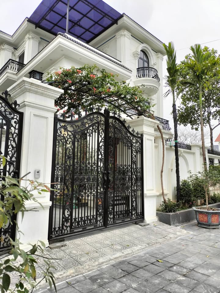 Biệt thự sang trọng gần 300m² tại Phường Liêm Chính, Hà Nam - Thiết kế như lâu đài!